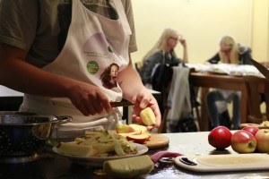 Das Schülercafé McBiss bereitet Snacks vor Detail©Vernetzungsstelle