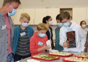 © SLfG (Der neue Essenanbieter Menüpartner lud die Gäste, Schülerinnen und Schüler zum Verkosten von vegetarischen Snacks ein. © SLfG) (Der neue Essenanbieter Menüpartner lud die Gäste, Schülerinnen und Schüler zum Verkosten von vegetarischen Snacks ein. © SLfG)