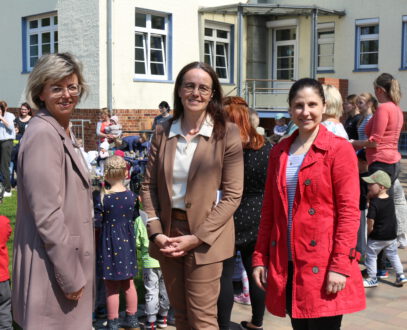 Bürgermeisterin Köhler, Staatssekretärin Neukirch und Projektleiterin Sorg, v. l. n. r. © SLfG