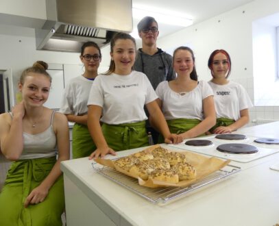 Das Team der Schülerfirma mit selbstgebackenen Brötchen ©Oberschule Lengenfeld