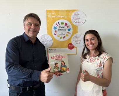 SLfG-Geschäftsführer Stephan Koesling und Mitarbeiterin Marina Lindauer zogen die Gewinner © SLfG/VNS