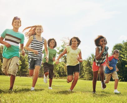 Happy, Kids, Playing, Running, Grass, Nature © PeopleImages_Shutterstock