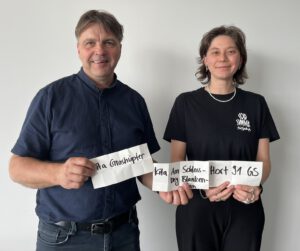 SLfG-Geschäftsführer Stephan Koesling und Mitarbeiterin Karlotta Straub zogen die Gewinner © SLfG
